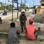 Melalui Komsos, Babinsa Ajak Warga Sukseskan Program Vaksinasi Covid 19