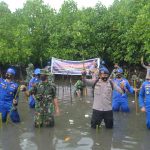 Sinergi TNI-Polri,Yonif 725/Woroagi Turut Serta Penghijauan dan Penguatan Pesisir Pantai