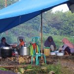 Ingin Turut Andil, Ibu – Ibu di Desa Sangia Arano Siapkan Makan satgas TMMD 101 Lasalimu Selatan