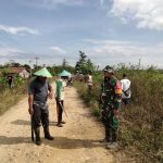Bersama Warga Masyarakat, Babinsa Kerja Bakti Pembersihan Bahu Jalan