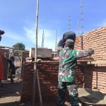 Ringankan Beban Warga, Babinsa Koramil 04 Lainea Bantu Bangun Rumah Warga