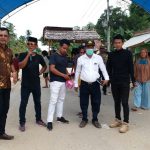 Aksi Blokade Jalan Oleh Konsorsium Masyarakat Tinanggea Bersatu Di Karenakan Jalan Yang Rusak Parah