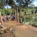 Wujud Kemanunggalan TNI dan Rakyat, Babinsa Tinanggea Bantu Warga Bangun Jembatan