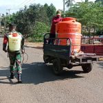 Cegah Covid-19, Babinsa Koramil Lambuya Terus Aktif Semprotkan Disinfektan Bersama Relawan