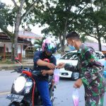 Berbagi Berkah di Bulan Ramadhan, Prajurit Kodim 1417/Kendari Bagi Takjil Gratis