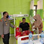 Peduli, Kapolres Sinjai Jenguk Anggotanya Yang Sedang Sakit dan Berikan Tali Asih