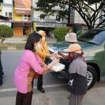 Ramadhan Berkah , Istri Tentara Berbagi Buka Puasa di Jalanan