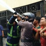 Quick Respon..!! Brimob Polda Sulsel Bantu Warga Padamkan Api di Bontoduri