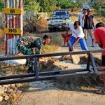 Bersama Masyarakat, Babinsa Gotong Royong Bangun Gerbang Pembatas Desa