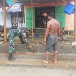 Bangun Keakraban, Babinsa Bantu Pembuatan Pondasi Rumah Milik Warga Binaan