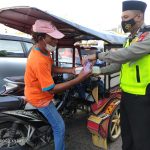 POLRES GOWA BAGIKAN TAKJIL GRATIS KEPADA PENGGUNA JALAN