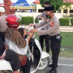 Sat Sabhara Bagikan Ta’jil di depan Mapolres Pasangkayu.