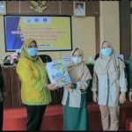 Penyerahan Dokumen Verifikasi Penyelenggara kota Sehat oleh Dinkes kota Kendari Kepada Ketua Tim Penggerak PKK.
