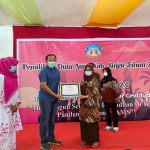 Kapolres Sinjai Terima Penghargaan Polisi Sahabat Anak Kab. Sinjai Saat Hadiri Kegiatan Hastaq Ramadhan.