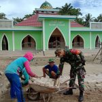 Sambut Hari Raya Idul Fitri, Babinsa Bersama Warga Gotong Royong Pasang Paving Blok Masjid As-Salam
