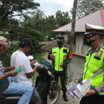 Sinergitas TNI-Polri Bagikan Masker Gratis Kepada Pengendara