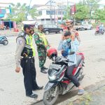 Sinergitas TNI-Polri Bagikan Masker Gratis Kepada Pengendara