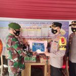 Beri Semangat dan Bentuk Perhatian, Kapolres Enrekang Berikan Bingkisan Ke Petugas Jaga Posko Penyekatan