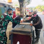 Berkah Ramadhan, Anggota Kodim 1417/Kendari Bagikan Takjil ke Kaum Duafa