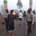 Kapolsek Sinjai Borong Pantau Tempat Wisata dan Bagi-Bagi Masker Kepada Pengunjung