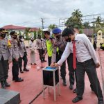 Personel Polres Sinjai Mengisi Kotak Amal Buat Bantu Sesama Setelah Selesai Apel Jam Pimpinan.