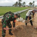 Dengan Sepenuh Hati, Babinsa Bantu Warga Pembuatan Saluran Irigasi