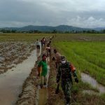 Normalisasi Saluran Irigasi, Babinsa Tongauna Utara Kerja Bakti Bersama Warga