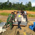 Kebersamaan Babinsa Bantu Bangun Rumah Warga