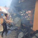 Kesiapsiagaan Personil Polres Pasangkayu Yang Sedang Patroli Membantu Pemadaman Rumah yang Kebakaran.
