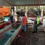 Penuh Keakraban Babinsa Komsos Bersama Pembuat Perahu Tradisional