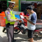 Sat Lantas Polres Sinjai Bagi Brosur Mekanisme Urus SIM Serta Imbau Tertib Lalu Lintas dan Patuhi Prokes