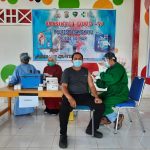 Dokkes Polres Pasangkayu Vaksinasi Covid-19 Warga di Desa Martasari.