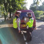 Satlantas Polres Sinjai Imbau Warga Prokes Melalui Pemasangan Stiker Ayo Pakai Masker