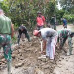TNI KODIM 1412 Kolaka bersama warga Bergotongroyong Memperbaiki Akses Jalan ke Embung di Koltim