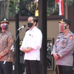 Presiden Jokowi Tinjau Vaksinasi Massal Jelang HUT Bhayangkara ke-75