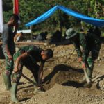 Perlancar Saluran Air Irigasi, Satgas TMMD bersama Warga Bangun Duiker