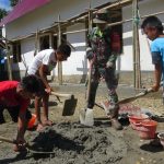 Cerita si Kecil Afgan Bantu Tim Satgas TMMD Membangun Gereja Weare