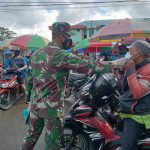 Aksi Babinsa Bagikan Masker Upaya Memberikan Kesadaran Kepada Warga Binaan