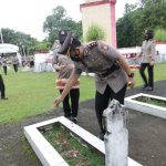 Peringati Hari Bhayangkara Ke 75, Polres Sinjai Melaksanakan Ziarah Rombongan Ke TMP.
