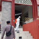 Sat Samapta Polres Pasangkayu Semprotkan Desinfektan Di Tempat Ibadah.
