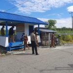 Bhabinkamtibmas Desa Benggaulu Perketat Warga Yang keluar Masuk Desa Binaannya.