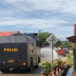 Water Canon Polres Pasangkayu Semprot Desinfektan Di Kampung Tengah.