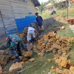 Bangun Keakraban, Babinsa Bantu Pembuatan Pondasi Rumah Milik Warga Binaan