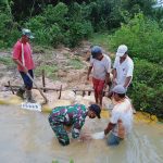 Dukung Kebutuhan Air Petani, Babinsa Bersihkan Saluran Irigasi