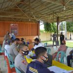 Si Dokkes Polres Pasangkayu, Vaksin Warga Di Gerai Vaksin Presisi Polres Pasangkayu.