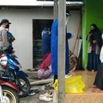 Bhabinkamtibmas Des Sarude Dampingi Tim Tracer Periksa Warga Yang Datang Dari Luar Daerah.