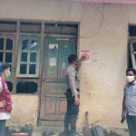 Menandai Warga Yang Isman, Bhabinkamtibmas Desa Lilimori Pasangkan Sticker Isolasi Mandiri.