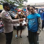 Cegah Penularan Covid-19, Kasat Binmas Polres Sinjai Bagi Masker dan Imbau Patuhi Prokes