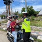 Sosialisasikan Vaksinasi, Kapolres Sinjai Bagi-bagi Masker Kepada Warga