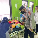 Peduli, Kapolres Sinjai Kunjungi Keluarga Anggotanya Yang Sakit Sekaligus Beri Bantuan.